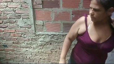 Un voisin m'aide à réparer le tuyau et a fini par me baiser bien