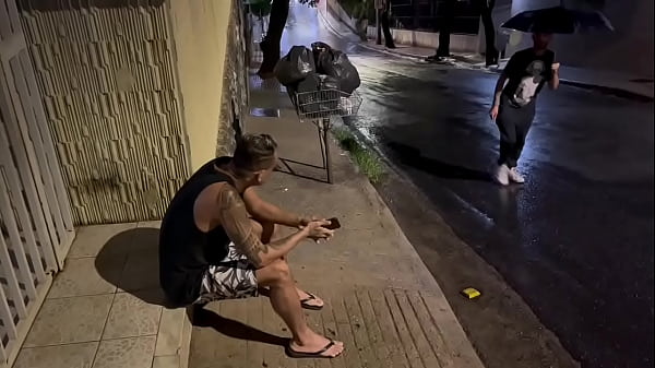 Una carioca che mangia il culo goloso di un minatore in una giornata piovosa