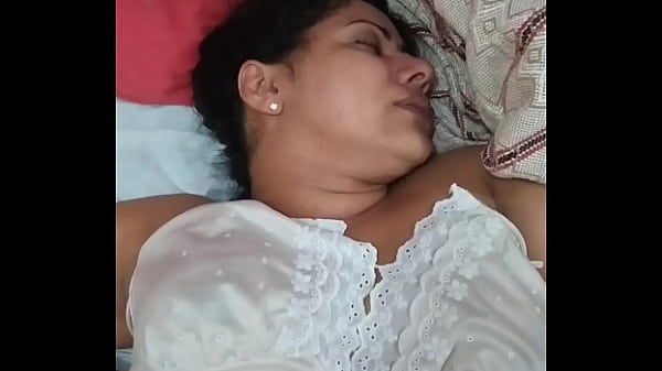 Mulher indiana levando um pau gigante na garganta e levando uma surra forte na buceta