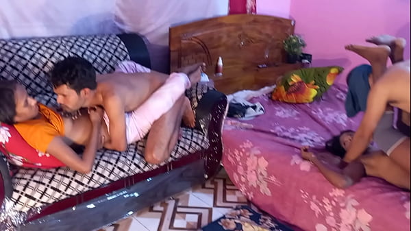 Bellissima teenager si spoglia e si spoglia