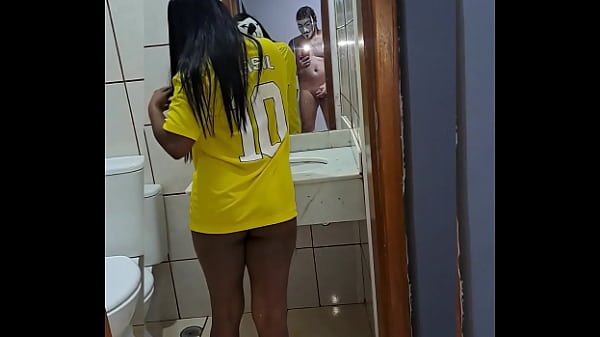 EU SPREMENTANO O PAU DO CASADO QUANDO A ESPOSA DO DELI SAIU PRA VER A COPA DEI O CU PRA ELE