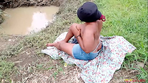 Người mẹ tôi đến thăm bên bờ nước