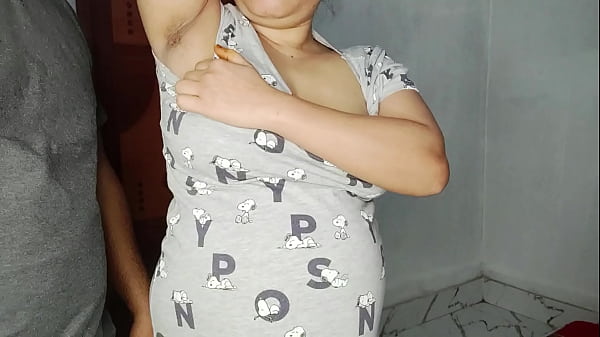 Limpando a axila peluda cumriya