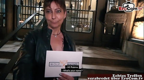 Tätowierte reife Frau mit kurzen Haaren für ein Fickdate abgeholt