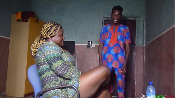 Bei meinem Besuch in Togo wurde ich von meinem Stiefvater geliebt. Als Kellner in einem örtlichen Hotel sagte er, er sei im ganzen Land der einzige Mensch, der den ganzen Tag lang Muschis lutschen könne, was ich richtig bestätigt habe, ich meine wirklich sehr gut