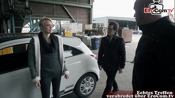 Deutsche dumme Blondine wurde auf der Straße wegen Doppelvaginalsex erwischt