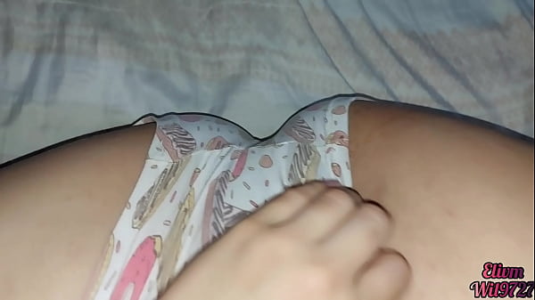 Xxx Desi La mia nipotina mi lascia giocare con la sua figa quando viene a trovarmi e si mette sul mio letto
