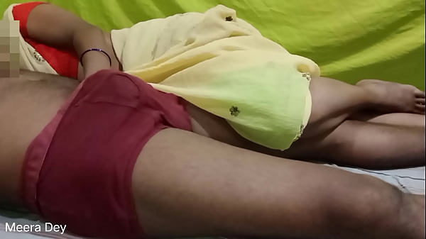 A mezzanotte, Meera Bhabhi ha svegliato il marito addormentato e ha iniziato a scoparlo.