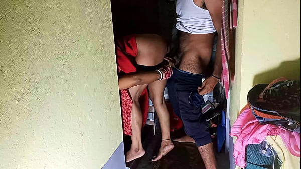 Bhabhi intentó coquetear con Devar en el almacén y fue follada por error | Bhabhi Devar XXX vídeos de sexo | video porno hindi full HD con audio hindi