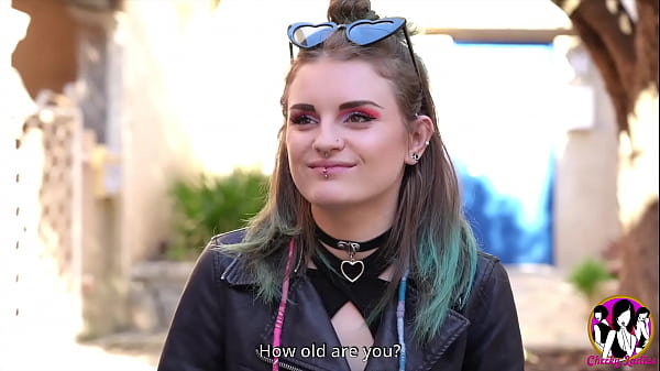 Ragazza teenager appassionata si diverte in anale