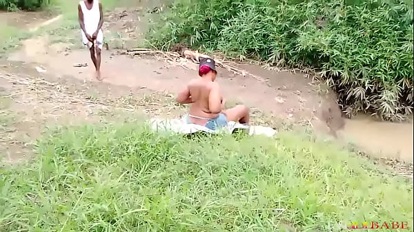 QUÝ VỊ NÀY ĐANG LÀM GÌ Ở BÊN NƯỚC TRONG RỪNG NÀY