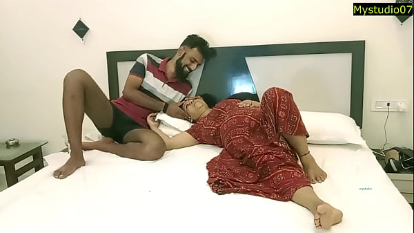 Sexy Bhabhi erotischer heißer Fick mit Ehemann Hindi-Sex