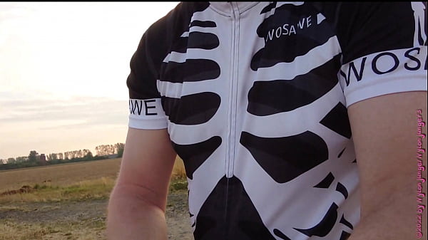 Nylonjunge ist Nackt auf dem Fahrrad