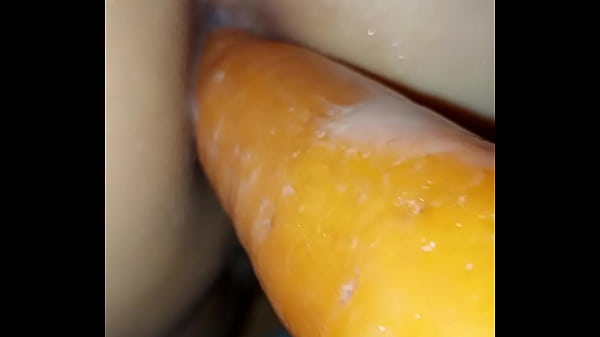 Estudiante lesbiana llega a la casa muy caliente, ganan apuesta de meterme una zanahoria grande imaginando que es un gran pene delicioso.