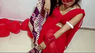 Esposa india recién casada con sari rojo celebrando San Valentín con su marido desi - Full Hindi Best XXX
