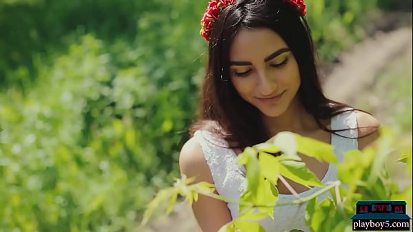 La pequeña modelo rusa Cira Nerri hace un striptease en solitario y come fresas con Playboy