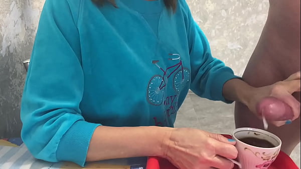 Stiefmutter trinkt Kaffee mit Stiefsohns Sperma, massiver Cumshot, Tabu-Fetisch