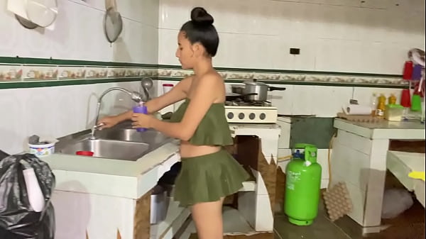 MI HERMANA me descubre masturbándome y me ayuda.