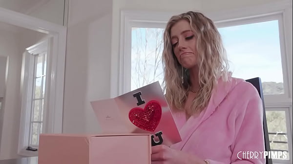 Die heiße Ehefrau Barbie Feels mit ihren großen Titten bekommt für ihre enge, rasierte Muschi einen Cheat-Leckerli zum BBC-Jubiläum