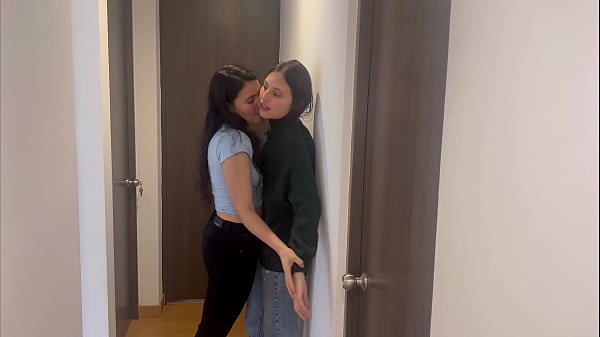 Mi jefa y yo nos tocamos en la reunion de la oficina, ella me dio lengua muy rico!