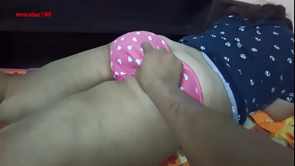 La moglie bengalese Nandita espone i suoi grandi meloni