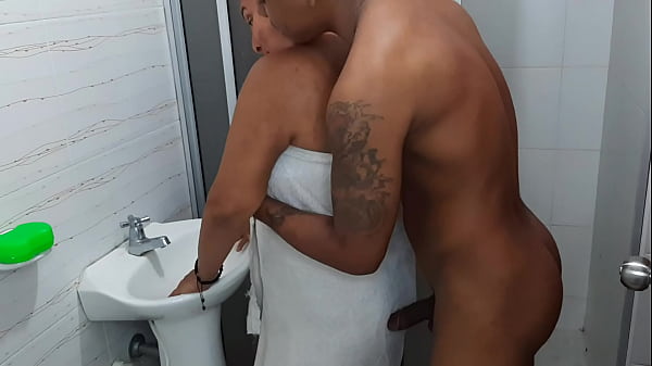 La mia matrigna mi fa un pompino fantastico per iniziare la giornata