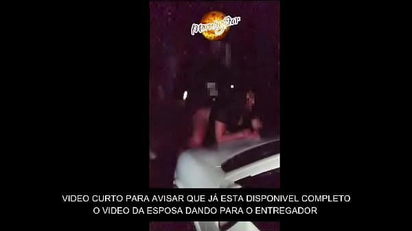 Esposa traindo com entregador na frente de casa