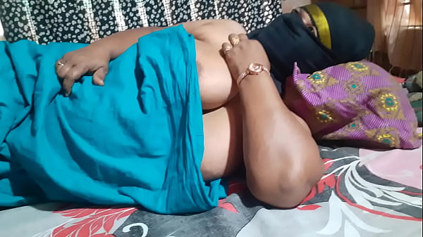 Dibara Bhabhi quiere que su compañera de cuarto la escuche follar en voz alta