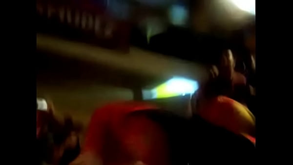 Rumba presenta una scimmia nera in AE Una ragazza che si toglie i vestiti (Pat 1)