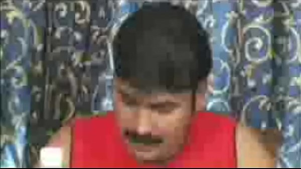 Giovane ragazza che fa il bagno con un gay