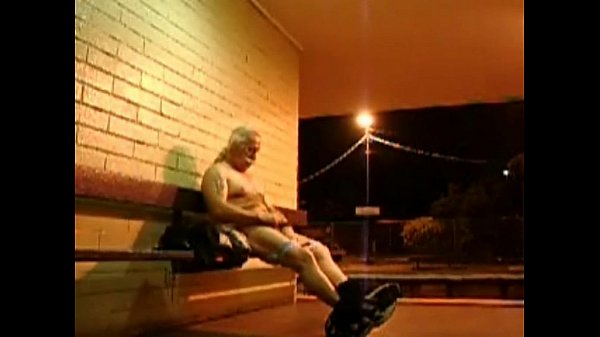 Ragazzo si spoglia, accarezza e spara carico nella stazione ferroviaria