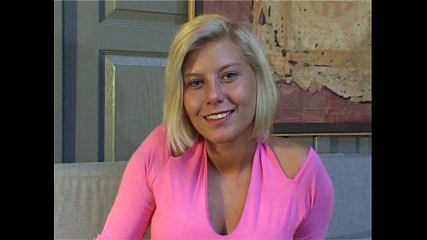 Caroline Eden (blonde französische vollbusige Schönheit) fickt mit Ian Scott