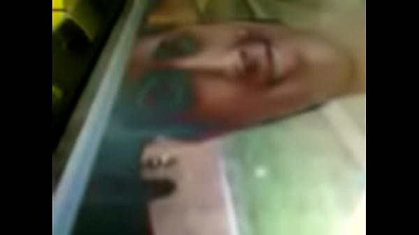 Indiano beijando e lambendo a foto da namorada malvika e gozando nela pt 1