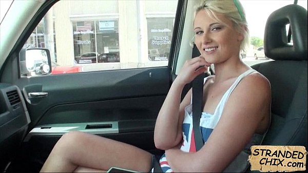 La bella ragazza si diverte