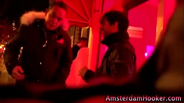 Indischer Boy-Hookup mit Blondine