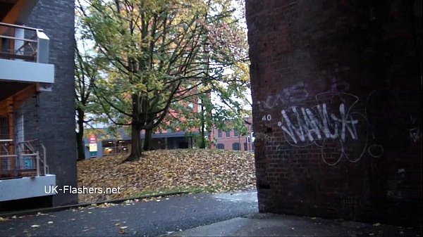 Zarinas indischer Teenager blinkt und orientalische Babes im Freien fingern ihre Muschi