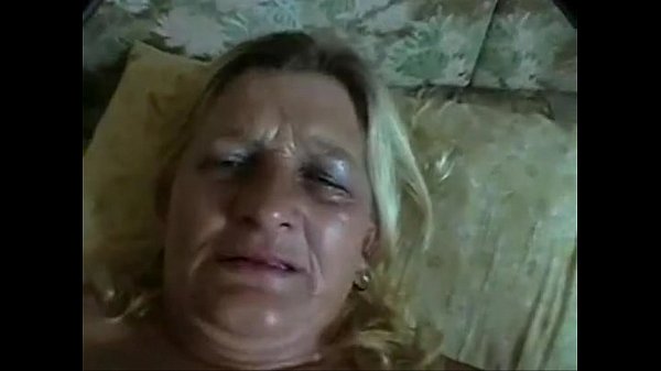 O genro gozou dentro da buceta da sogra e filmou para mandar para a esposa - Bela Vosniaky