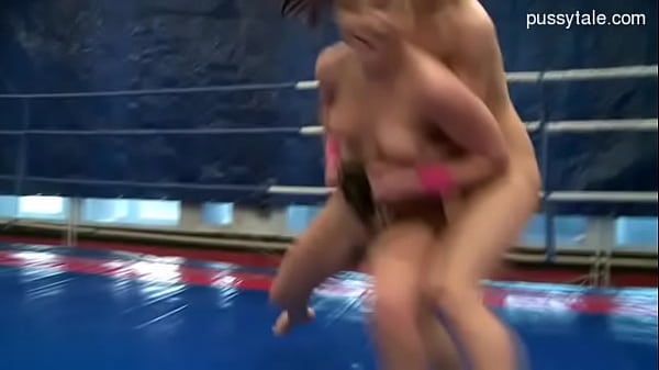 Giochi di sesso con la figa nuda